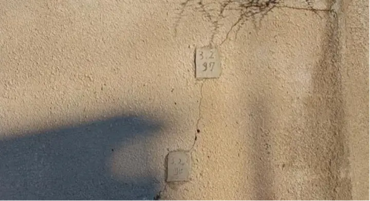 Témoins en plâtre posés en 1997 sur une fissure Témoins en plâtre posés en 1997 sur une fissure